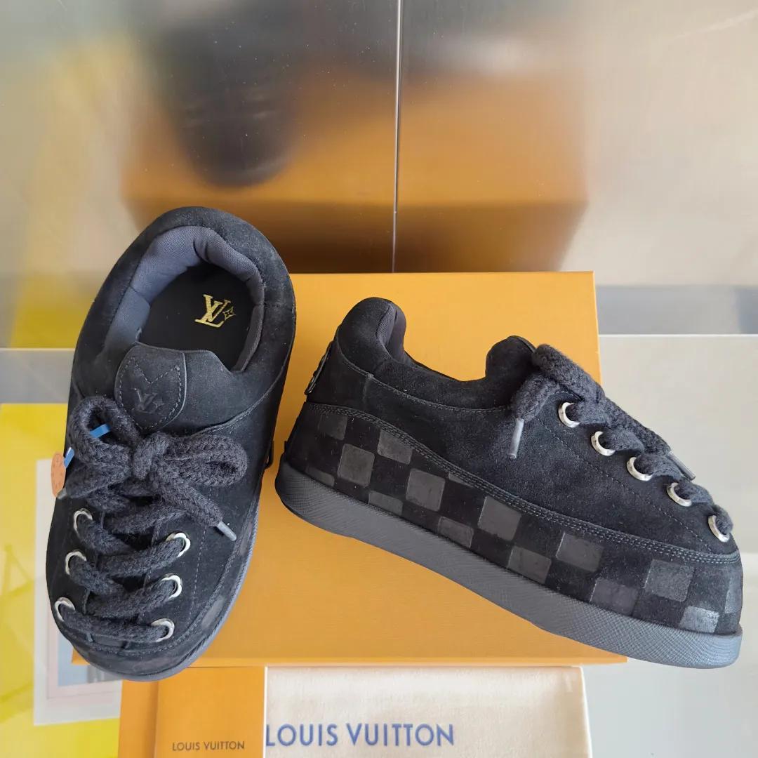 [L Family x Ingo joint model] Top P: 820💰 ▪️Size: Women's 35-40 (customized at 41.42 for women). Men's 39-44 (customized at 38.45.46) LV x Ingo joint model Top version Fatty Forrest Gump shoes Thick sole Couple model Casual sports shoes Original purchase and development Production LV Yeti lace-up shoes from LV Yeti The series combines Japanese "small feet" fashion aesthetics with classic Louis Vuitton elements in avant-garde strokes, subtly paying tribute to the traditional Japanese culture of taking off shoes when entering the house. The suede cow leather is partially embossed with Nigo's reinterpreted Damier pattern, and the comfortable casual shoe configuration highlights street style. Exquisite packaging at the delivery counter🛍📦 ▪️Fabric: Original imported first-layer cowhide ▪️Inner lining: Original custom-made breathable mesh ▪️Sole: Original molded non-slip TPU material ▪️Sole thickness: 5CM
